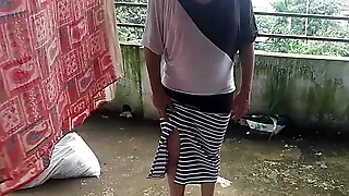 कपडे सुखाती पड़ोसन भाभी को पटाकर बैडरूम में चुदाई किया ! XXX Nepali Sex